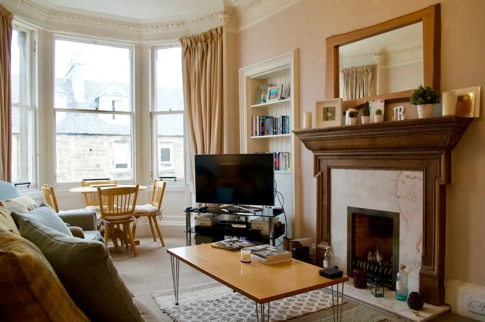Traditional 2 Bedroom Apartment In Edinburgh