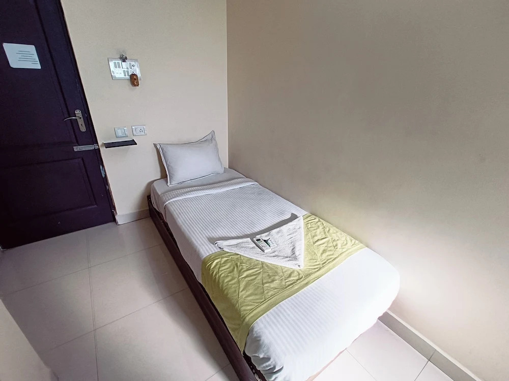 Green Tree Hotel-Near VFS Global and Ramee Mall