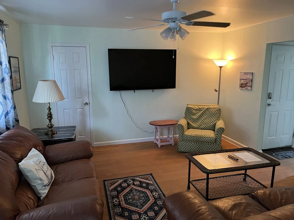 Boat House Ground Floor #2 - 1 Br Waterfront, Wifi 1 Bedroom Apts by RedAwning