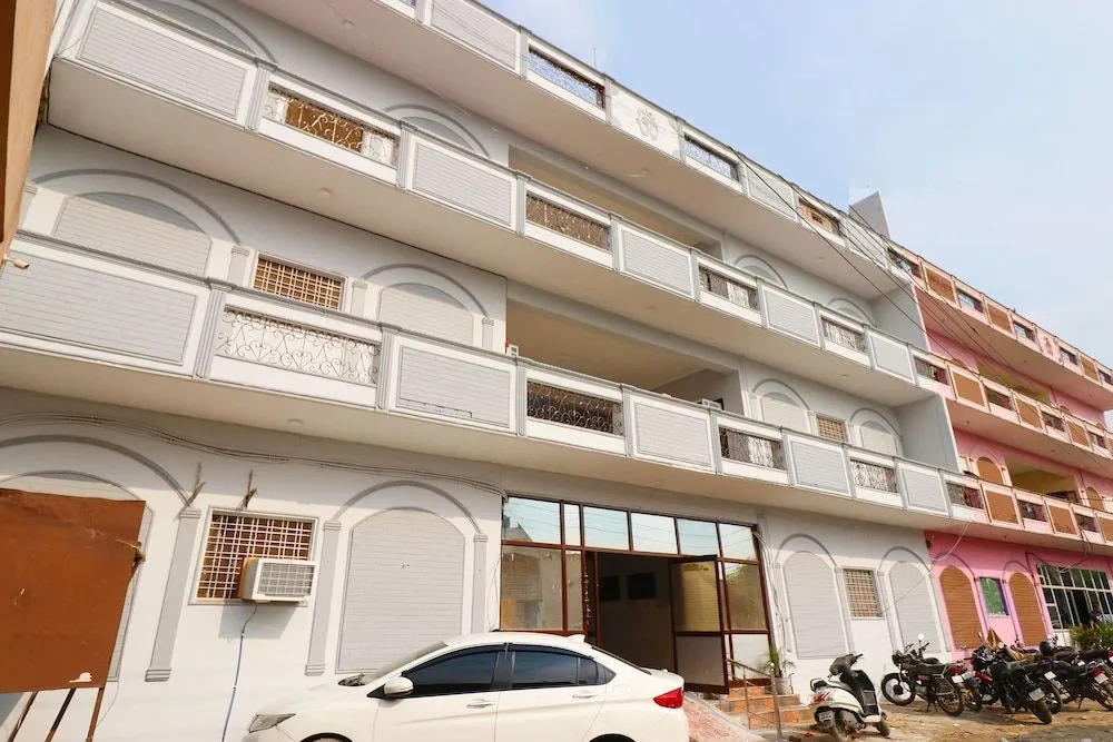 Oyo 39797 Hotel Om