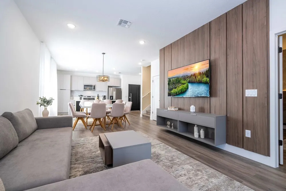Spacious Modern Home With Private Pool