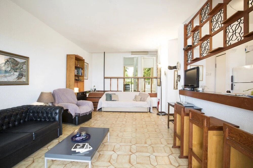 Sunny, 2-bedroom Apartment in Kallithea With a Furnished Balcony and s