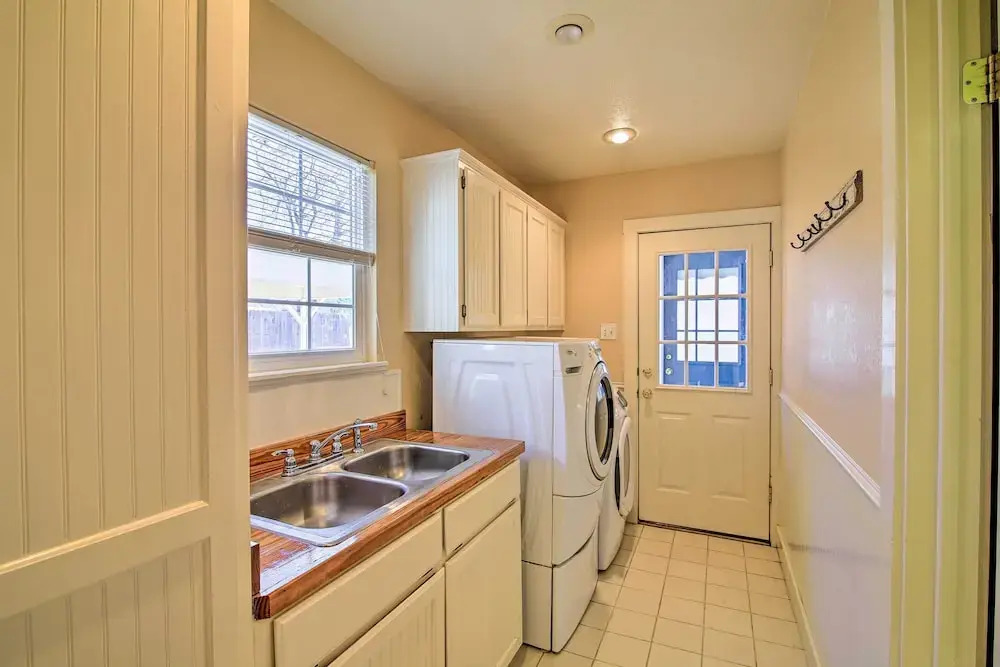 Grand Fredericksburg Retreat - Walk to Main St!