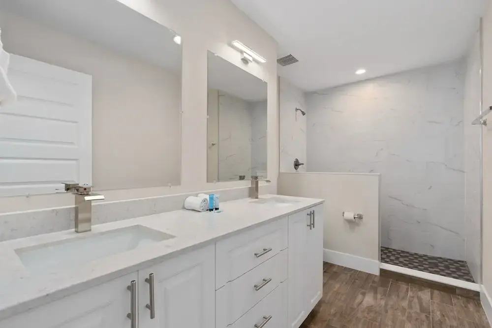 Super Cool- Sleeps 17 Newly Built Near Parks