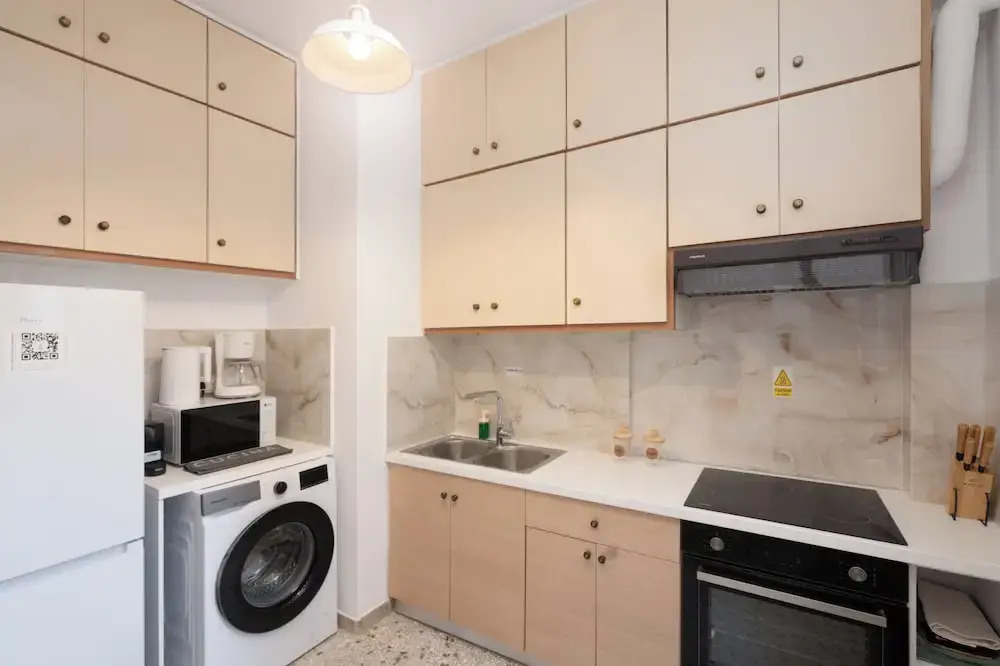 Cozy Apartment in Athens With Balcony, 5 Minutes To Metro