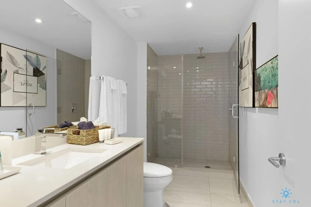 Bayview Luxury: 3BR Pools Oceanfront Amenities