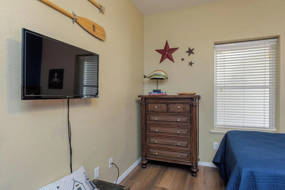 Courtyard Condo With Pool Only 1/4 Block to Beach!