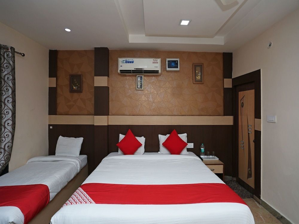 OYO Flagship 12177 Hotel Crystal Inn