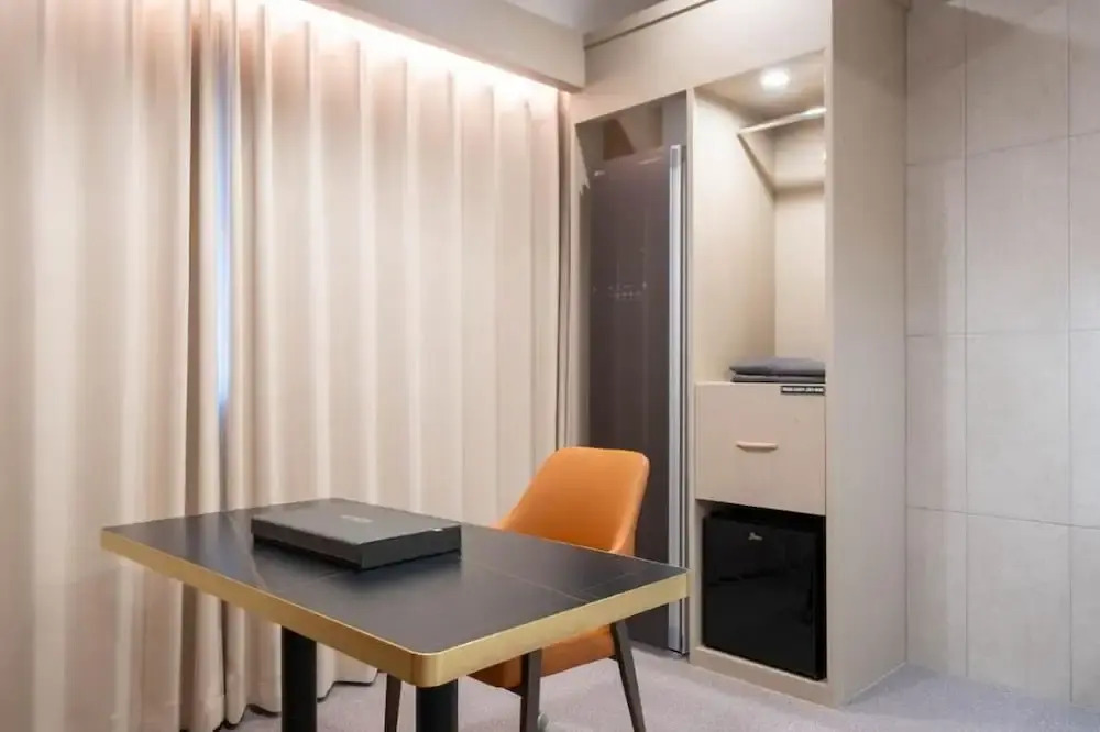 Urban Brown Hotel