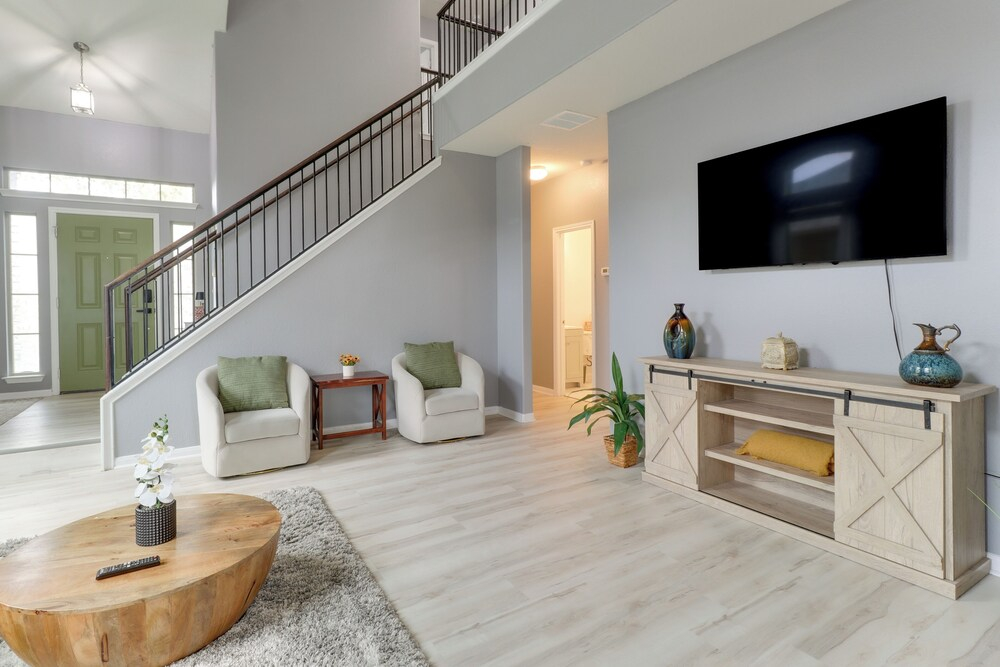 17 Mi to Dtwn Austin! Family Escape w/ Pool Access