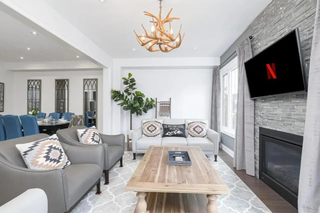 Exceptional 3 BDRM Townhome - 4 Seasons Rental