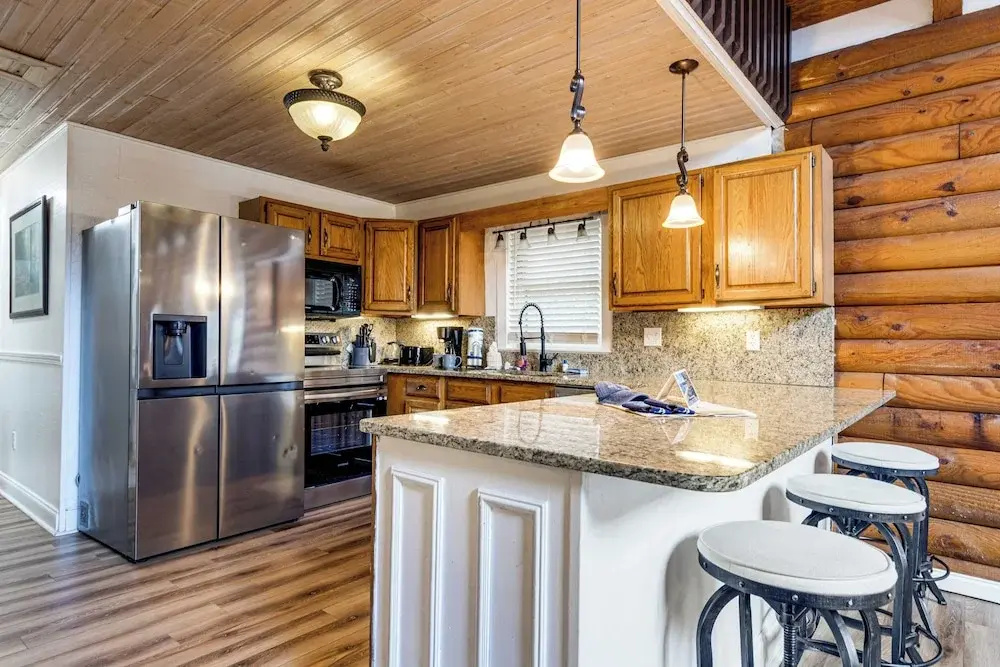 Artful Craftsman by Avantstay Sleeps 12 Hot Tub, Firepit, and Pond Gatlinburg + National Parks