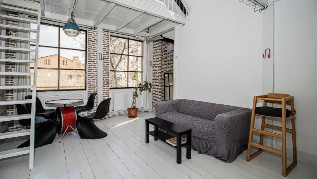 2BR Mezzanine style apartment w Patio