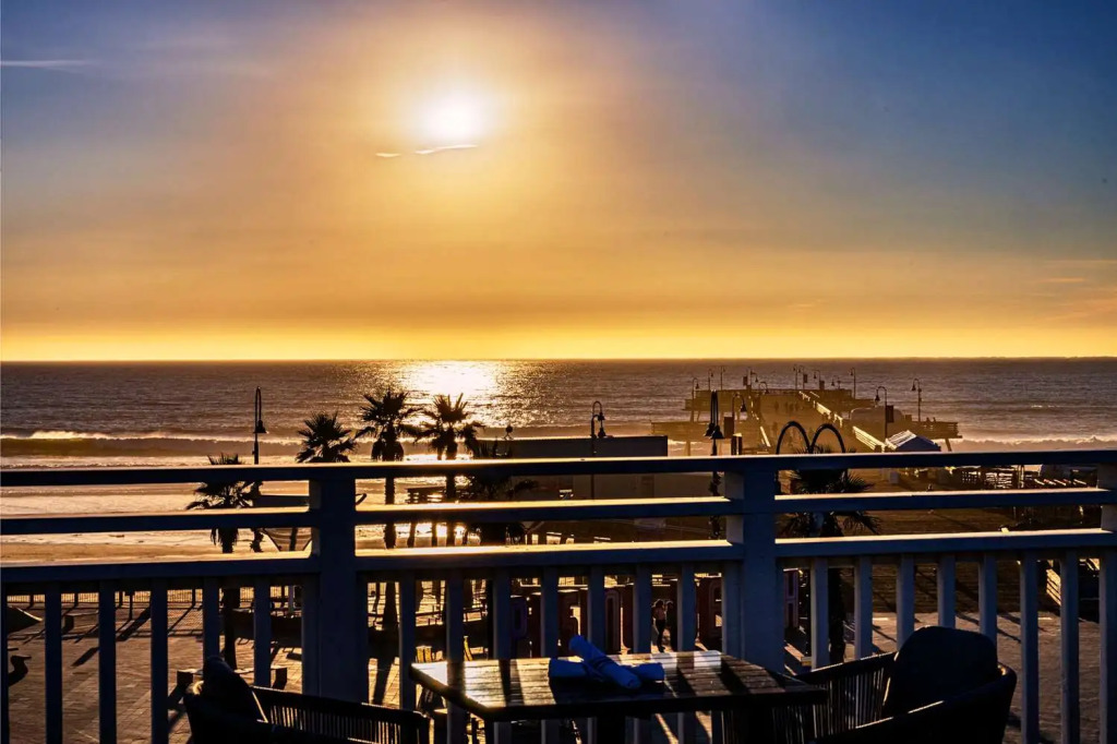 Inn at the Pier Pismo Beach, Curio Collection by Hilton