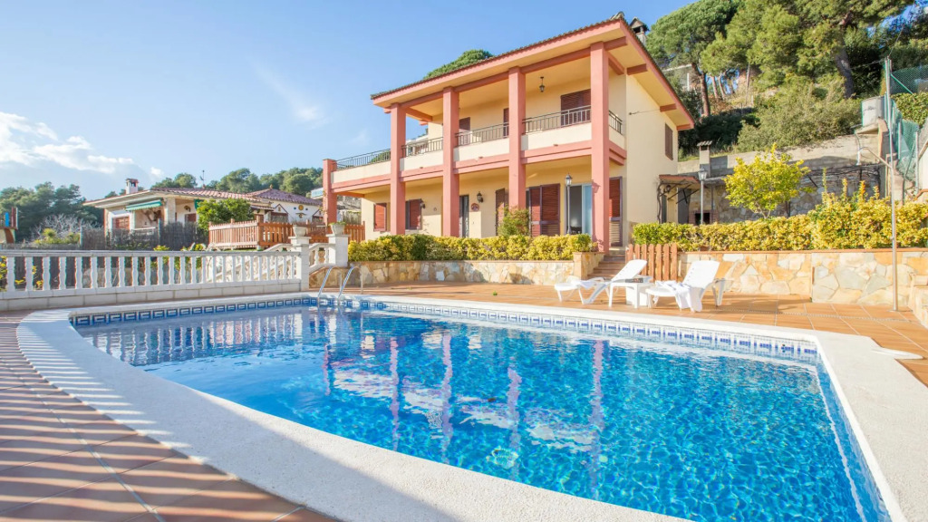 Vila Maer in Blanes With 5 Bedrooms and 2 Bathrooms
