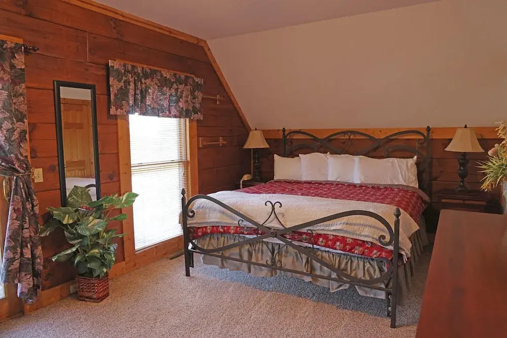 4 BR: Timbers #1 Stand Alone Cabin