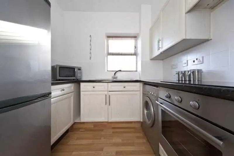 Elegant Zone 2 London Apartment