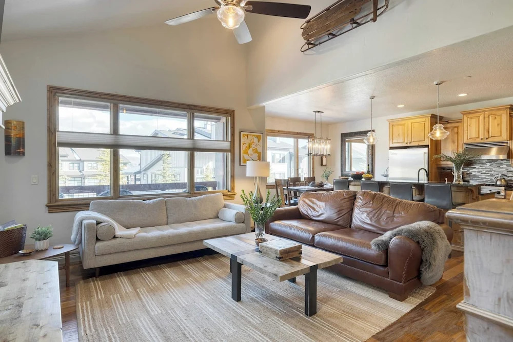 Blue Skies Lakeside Family-friendly Getaway w/ Hot Tub & BBQ