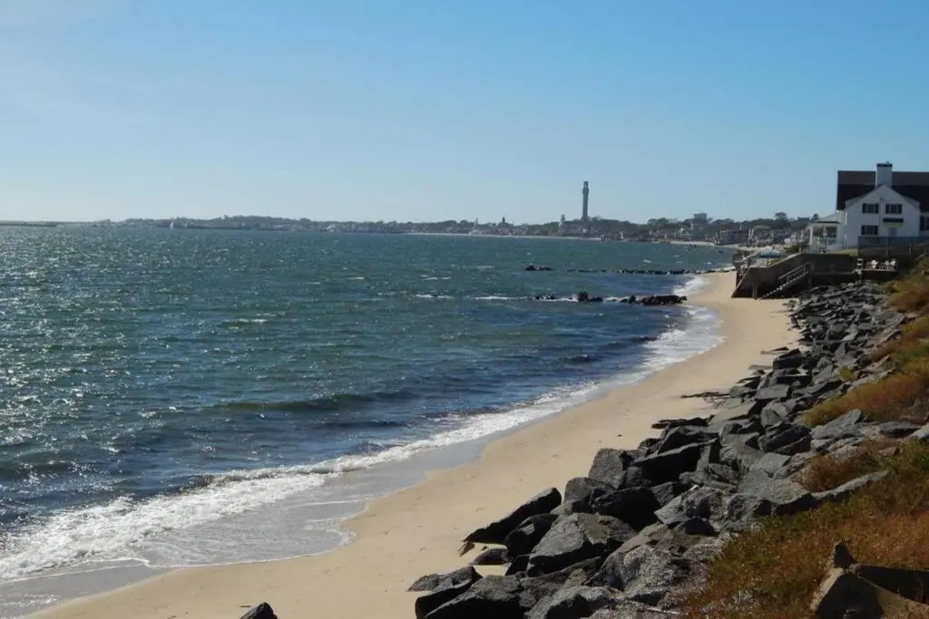P-Town 2br Beach Beauty on the Bay. Water View!