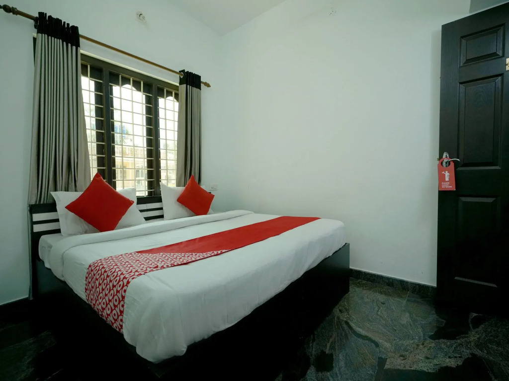 OYO 12224 Karoli Inn