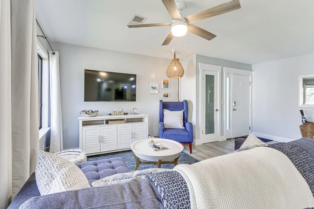 Walk to Coligny Beach: Tropical Hilton Head Condo