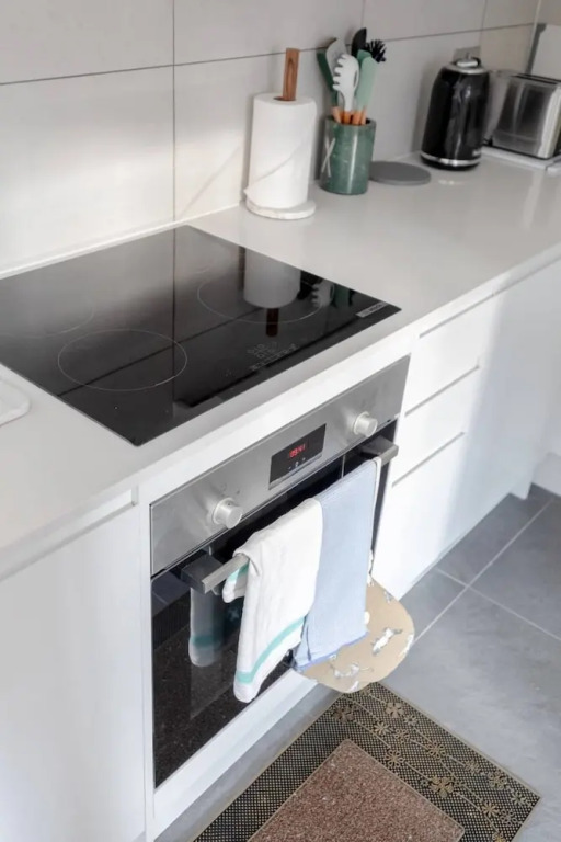 Beautifully Presented 2BD Flat W/patio- Kensington