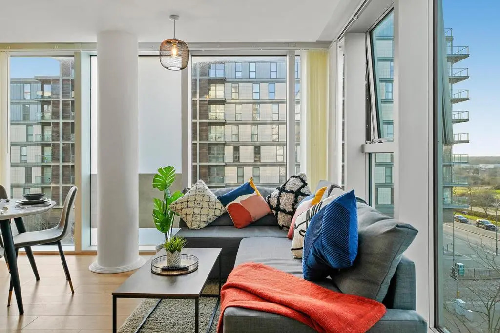 Contemporary, Modern, 2-Bed Apt, Prime Central Mk