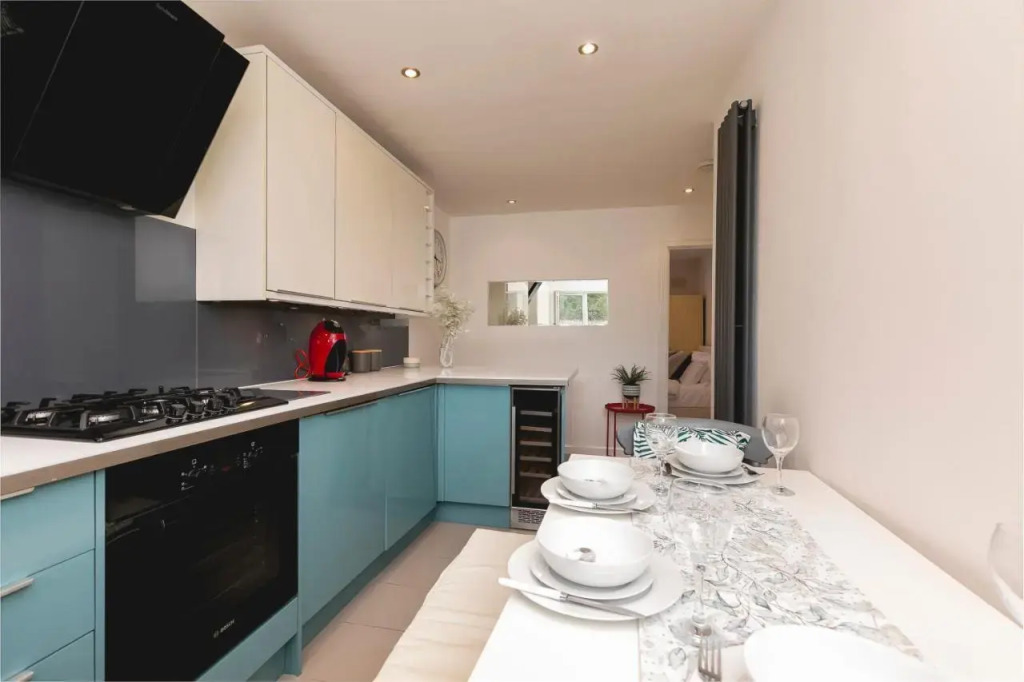 Just 20 Mins From Buckingham Palace!