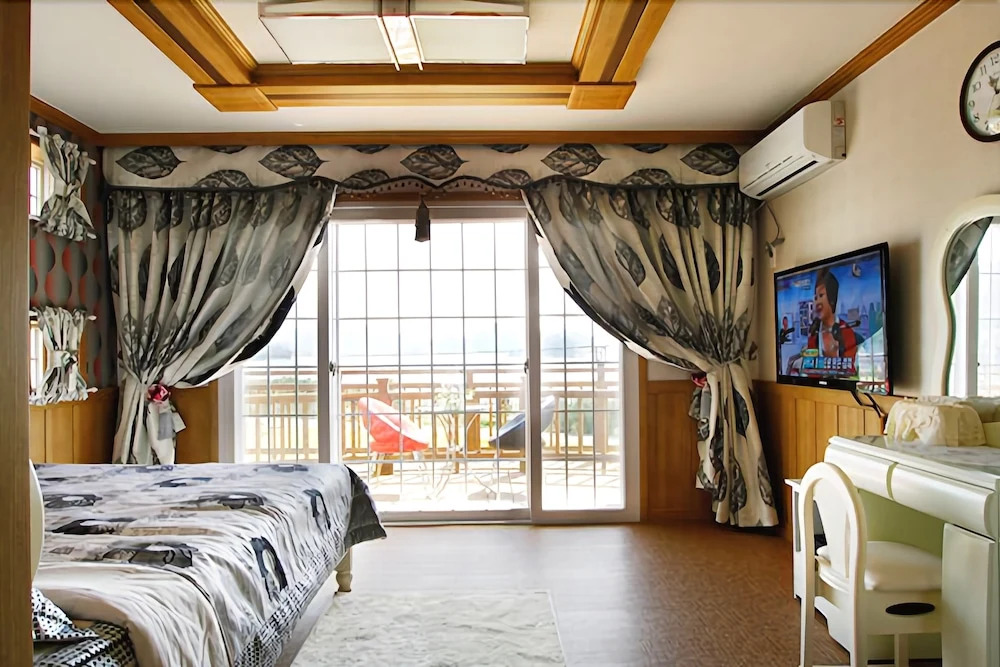 Geoje Solluna Pension
