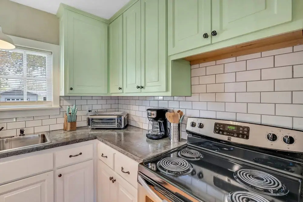 Charming Bungalow W/hot tub 5min to Main St!