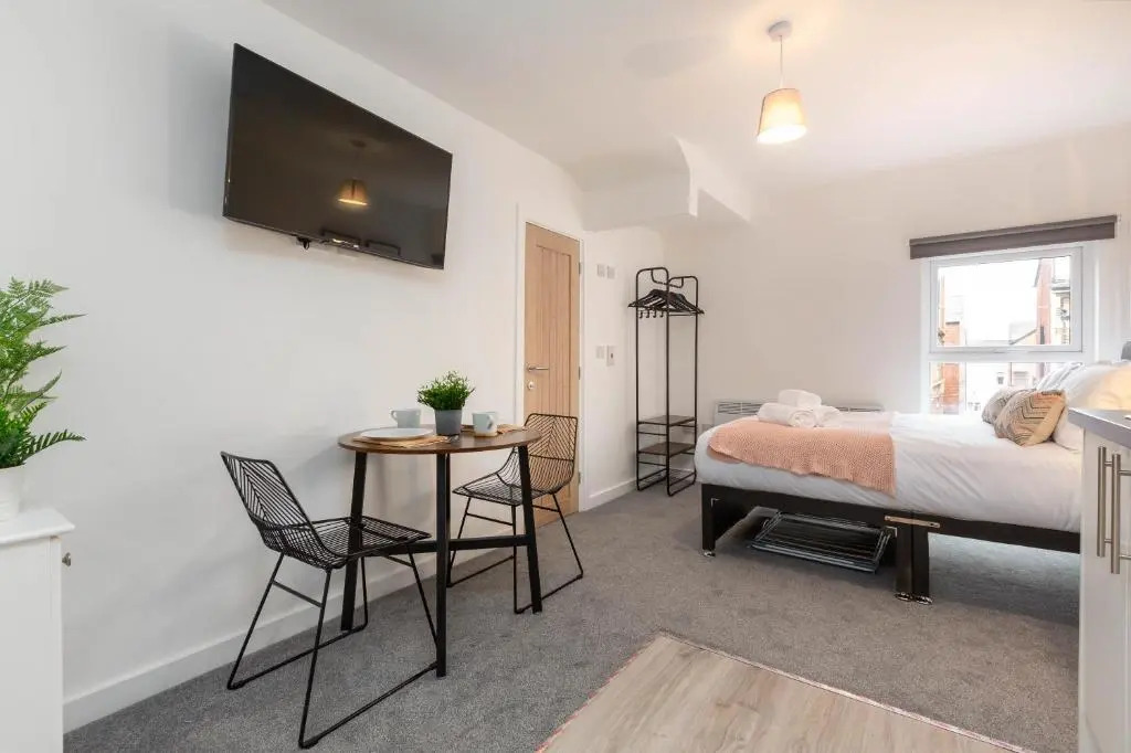 Charles Alexander Short Stay - Charnley House Apartments