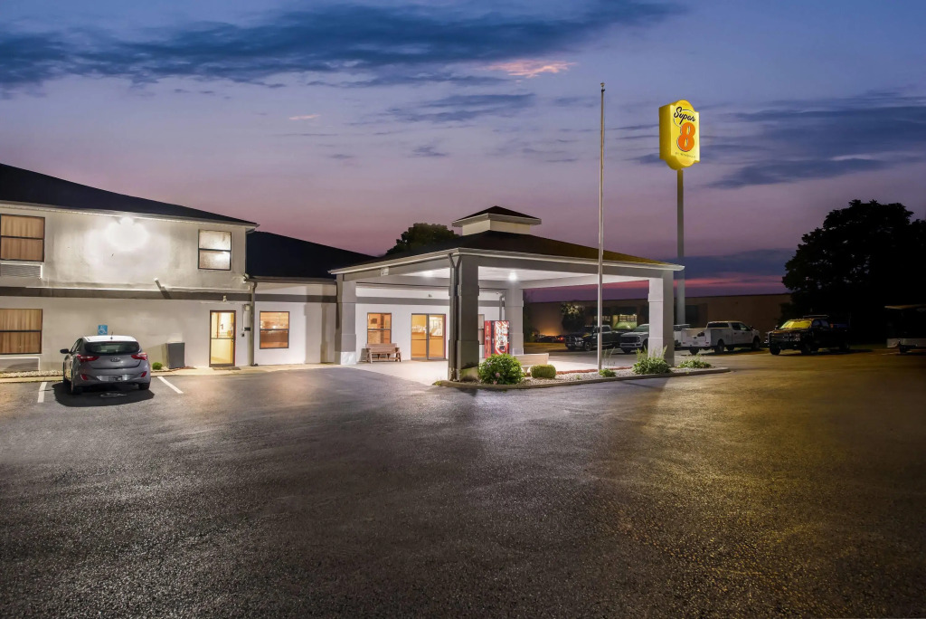 Super 8 by Wyndham Bellefontaine