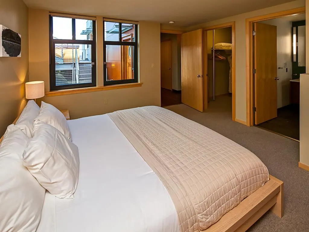 Island Inn at 123 West