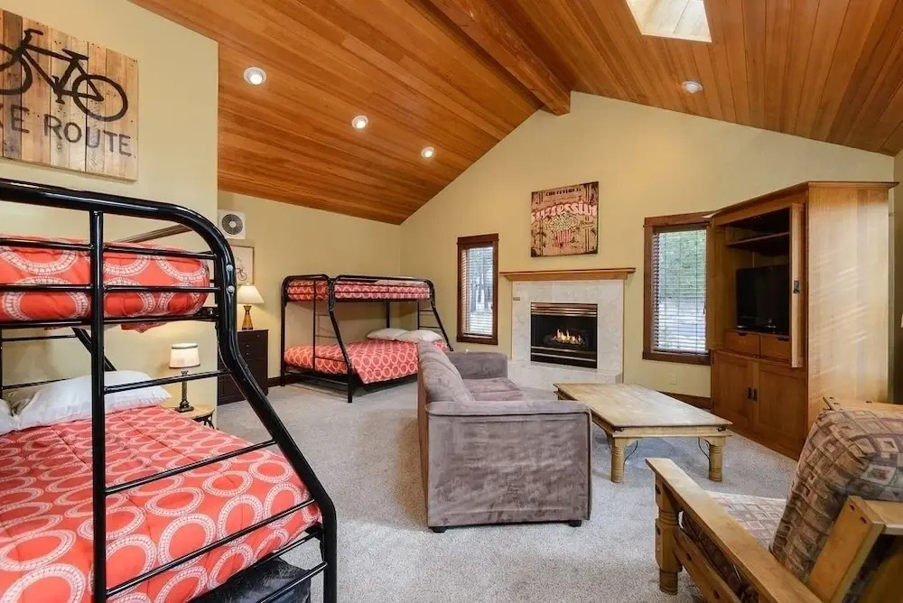 Stunning W/ Hot Tub & Expansive Deck 4 Bedroom Home