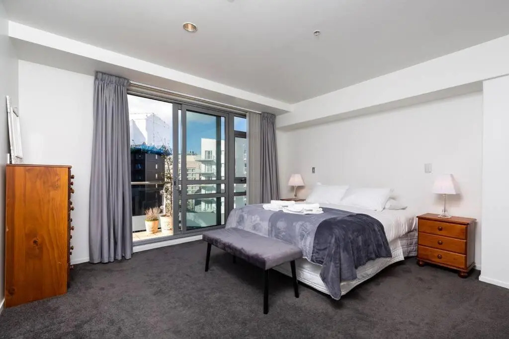 Stunning Three Bedroom Home Near Sky Tower