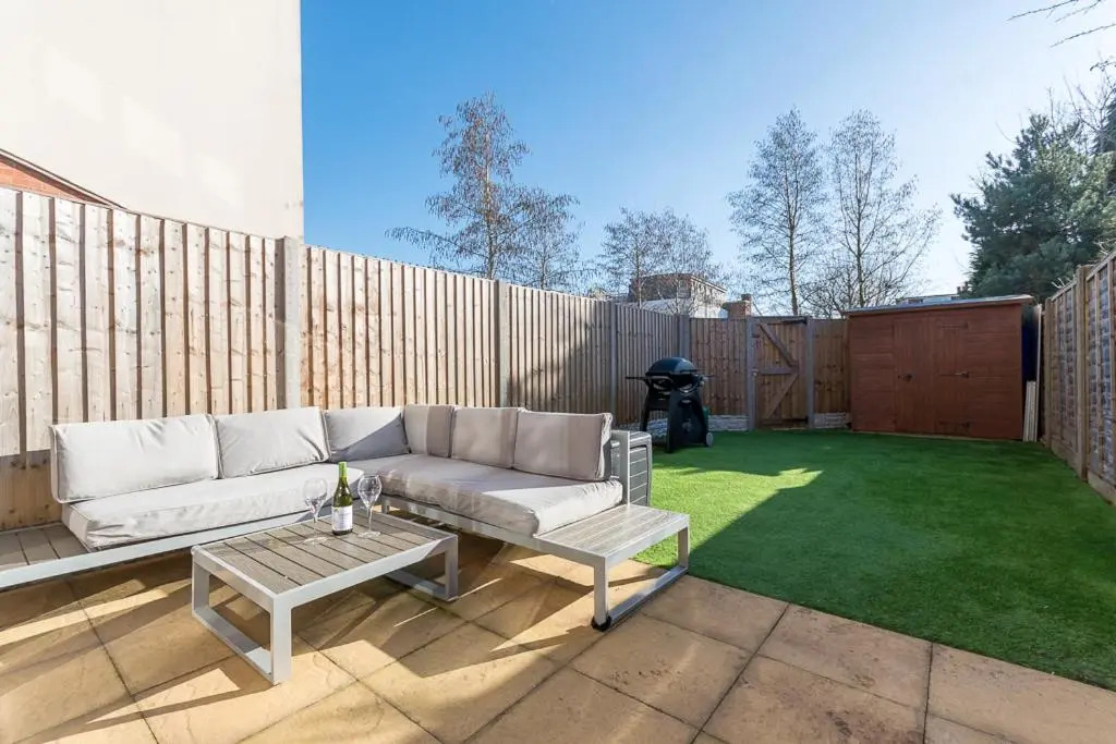 Castle Townhouse Kenilworth - Private Parking - 24 Hr Gym Access - Town Centre
