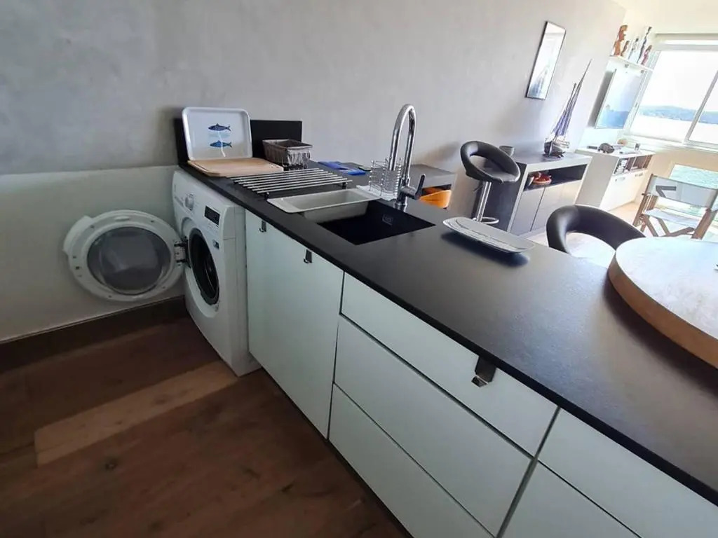 Appartement Le Brusc, 2 pièces, 4 personnes - FR-1-316-258