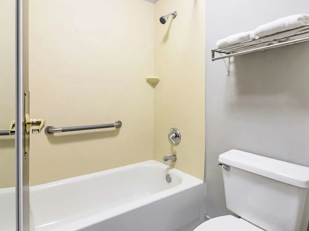 Farragut Inn & Suites