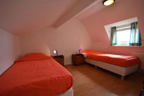 Annes Family Home with private parking