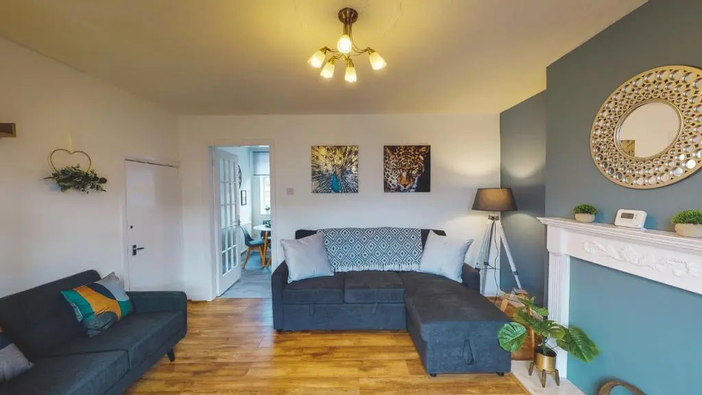 Stunning 3-Bed house in Chester by 53 Degrees Property, ideal for Contractors & Families, FREE Parking - Sleeps 7