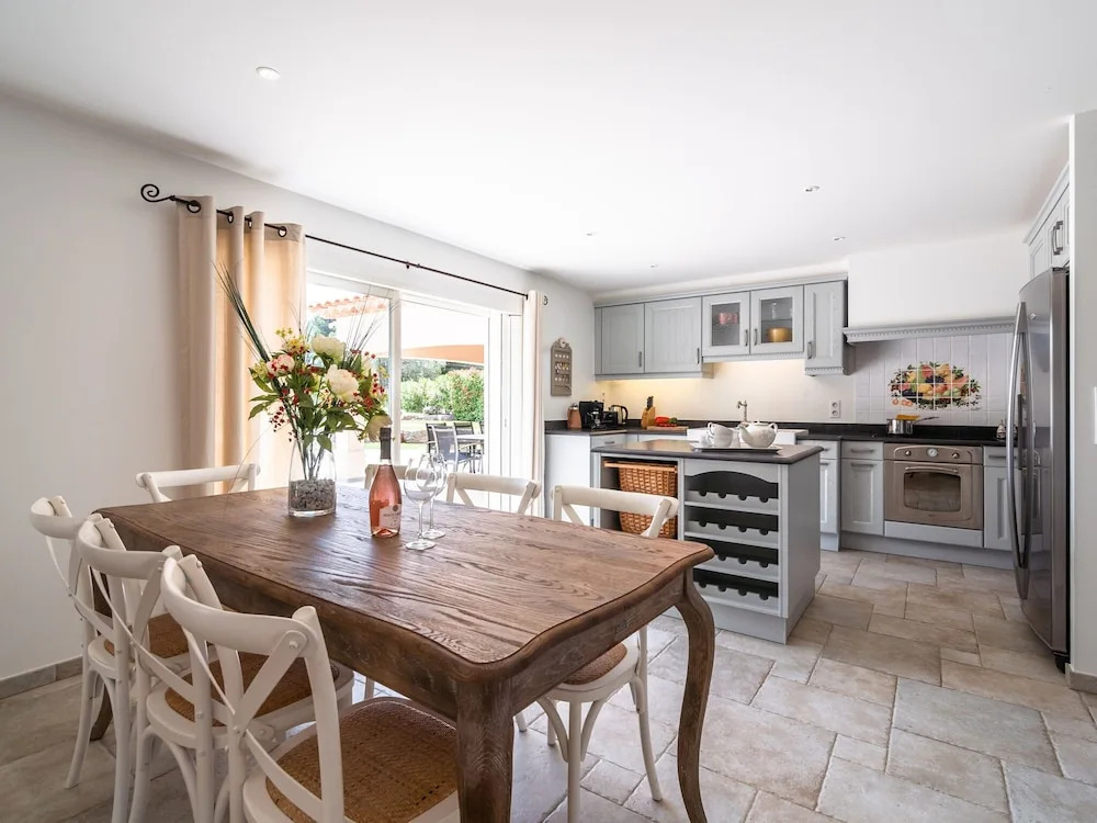 Aircon Villa With 4 Suites, Swimming Pool, Walking Distance to the Center, 20 km From the Beach