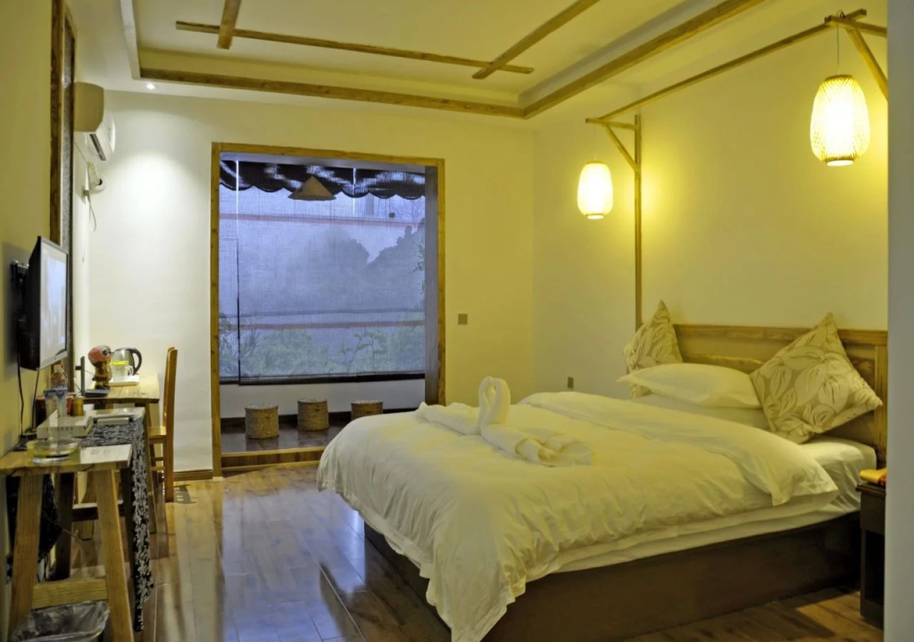 张家界集结号公馆 Zhangjiajie Jijiehao Inn Avator Mountin-National Park-East Gate, Meeting Friends-Common Area-Poor teble-COFFEE-BEER-Laundry-Party, FREE Breakfast, Book tickets in advance, Chinese Calligraphy&Tea&Kung Fu Course