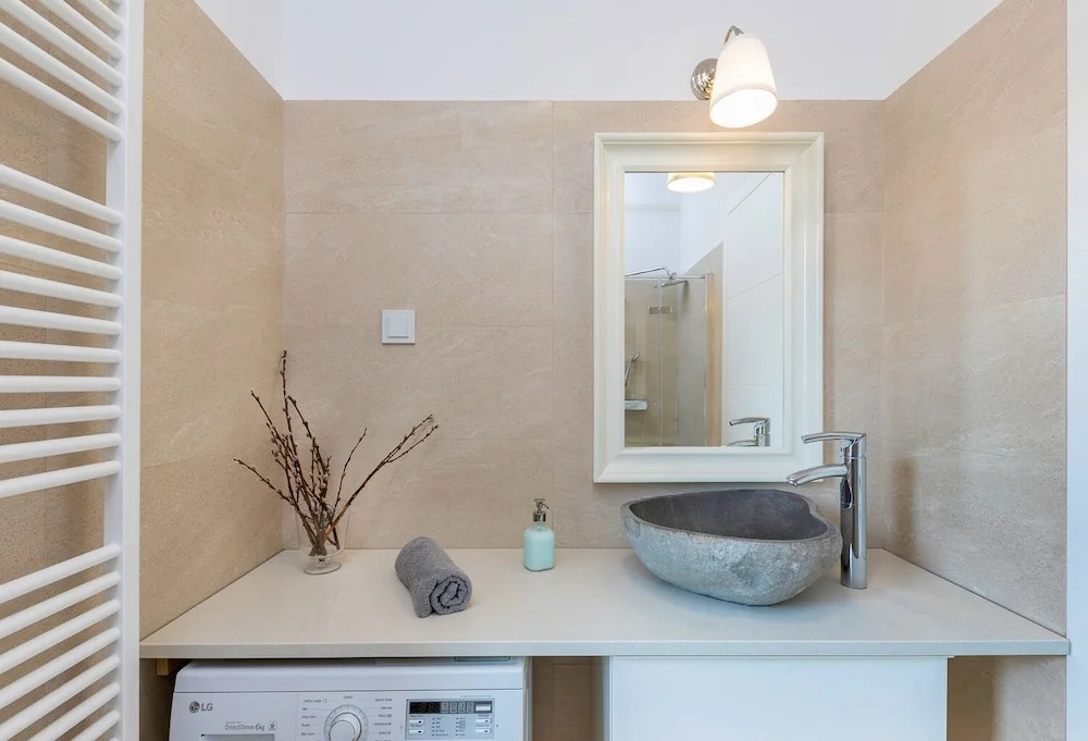2BDR Design Apartment with Beautiful Terrace View