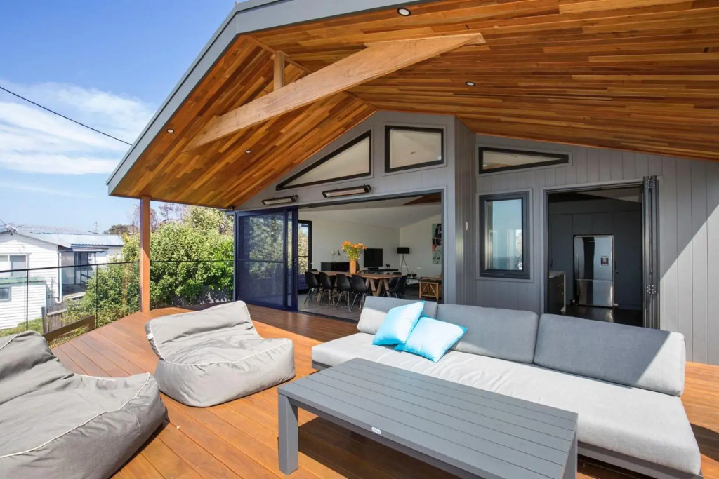 Seaview - Pet Friendly with Stunning Views - 1 Min to Beach