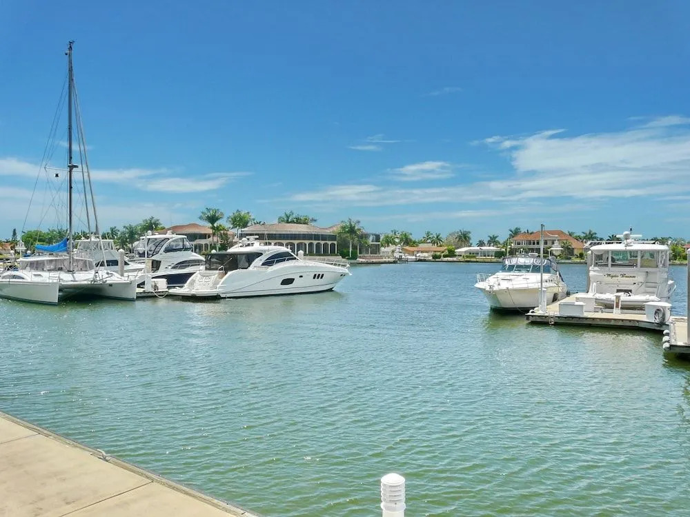 Idyllic Condo With Brief Walk to Beach and Restaurants