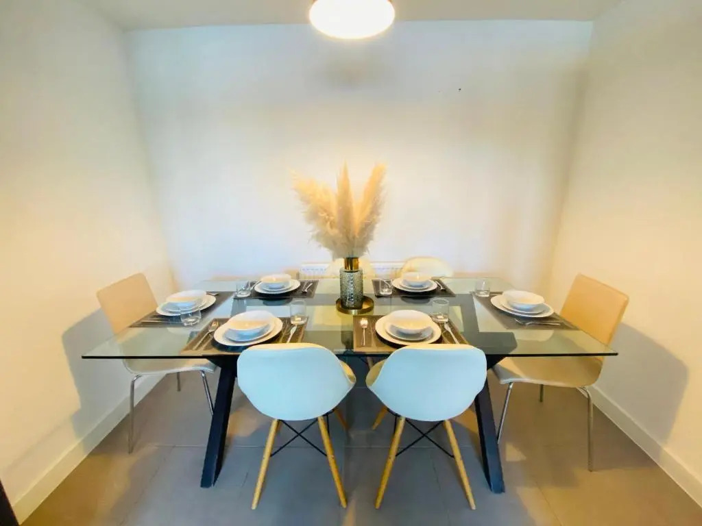 Modern 4-bed house with picturesque lakeside view