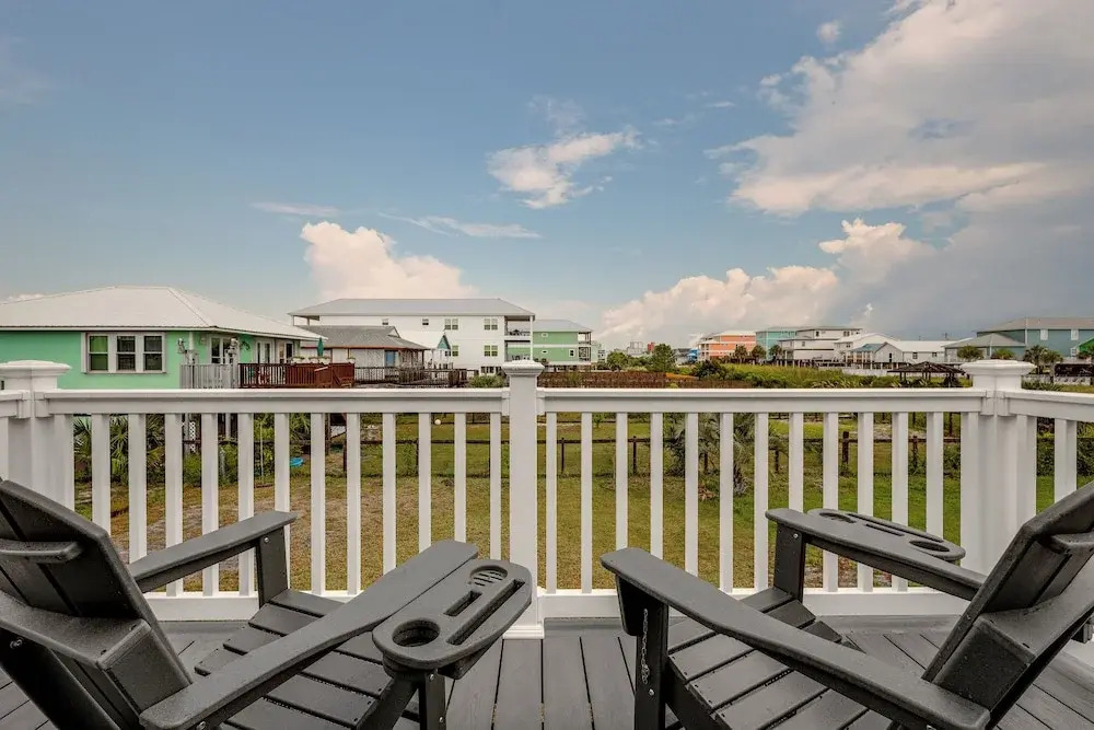 Gulf Shores Cottage w/ Water Views, Walk to Beach!