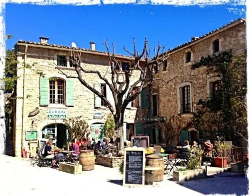 Le Petit Cafe