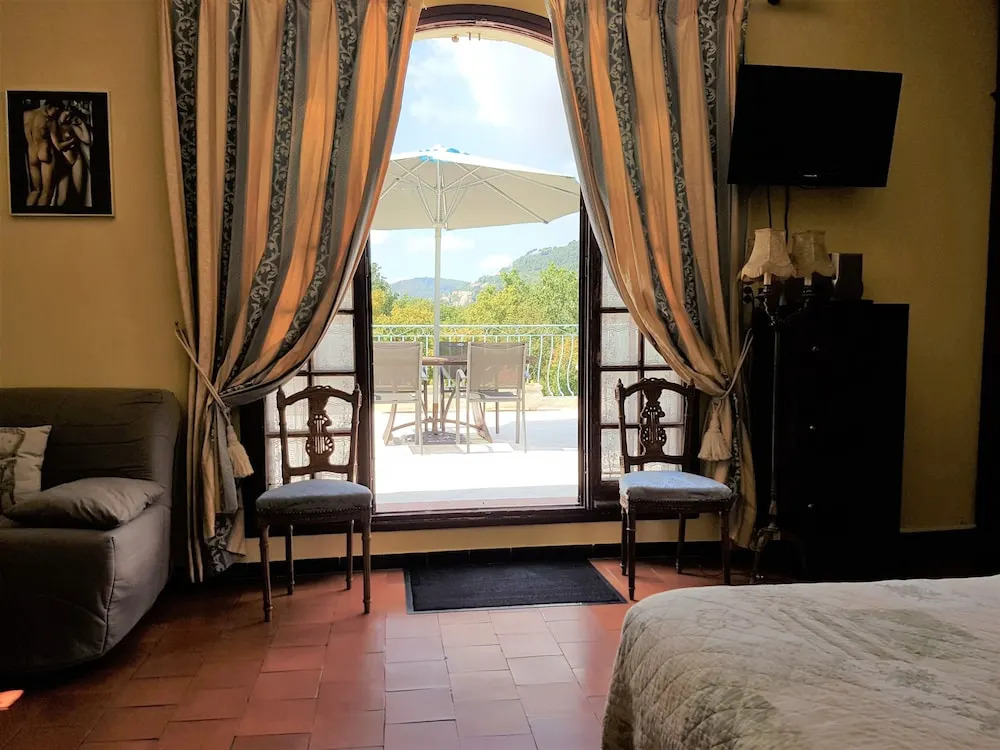 B&B with charm, quiet, kitchen, sw pool