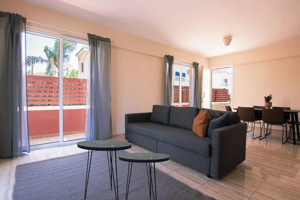 Phaedrus Living: Universal City Flat Alina